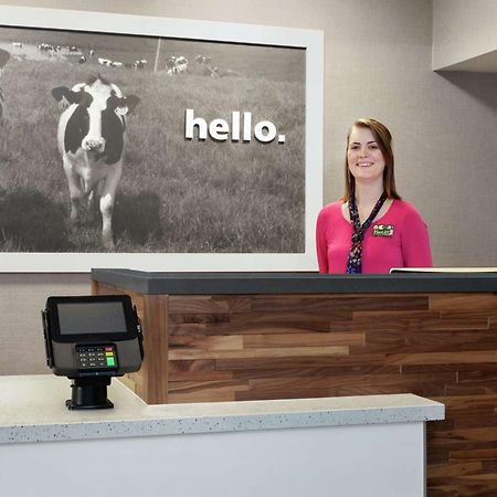 Hampton Inn Tracy Bagian luar foto
