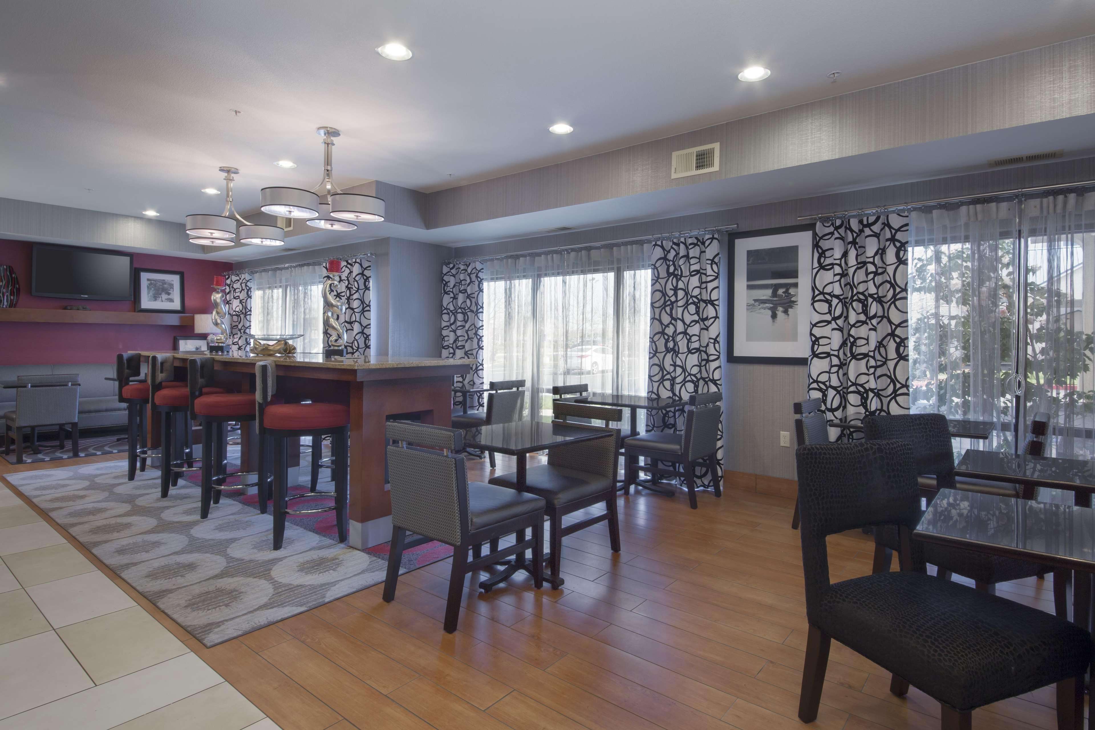 Hampton Inn Tracy Bagian luar foto