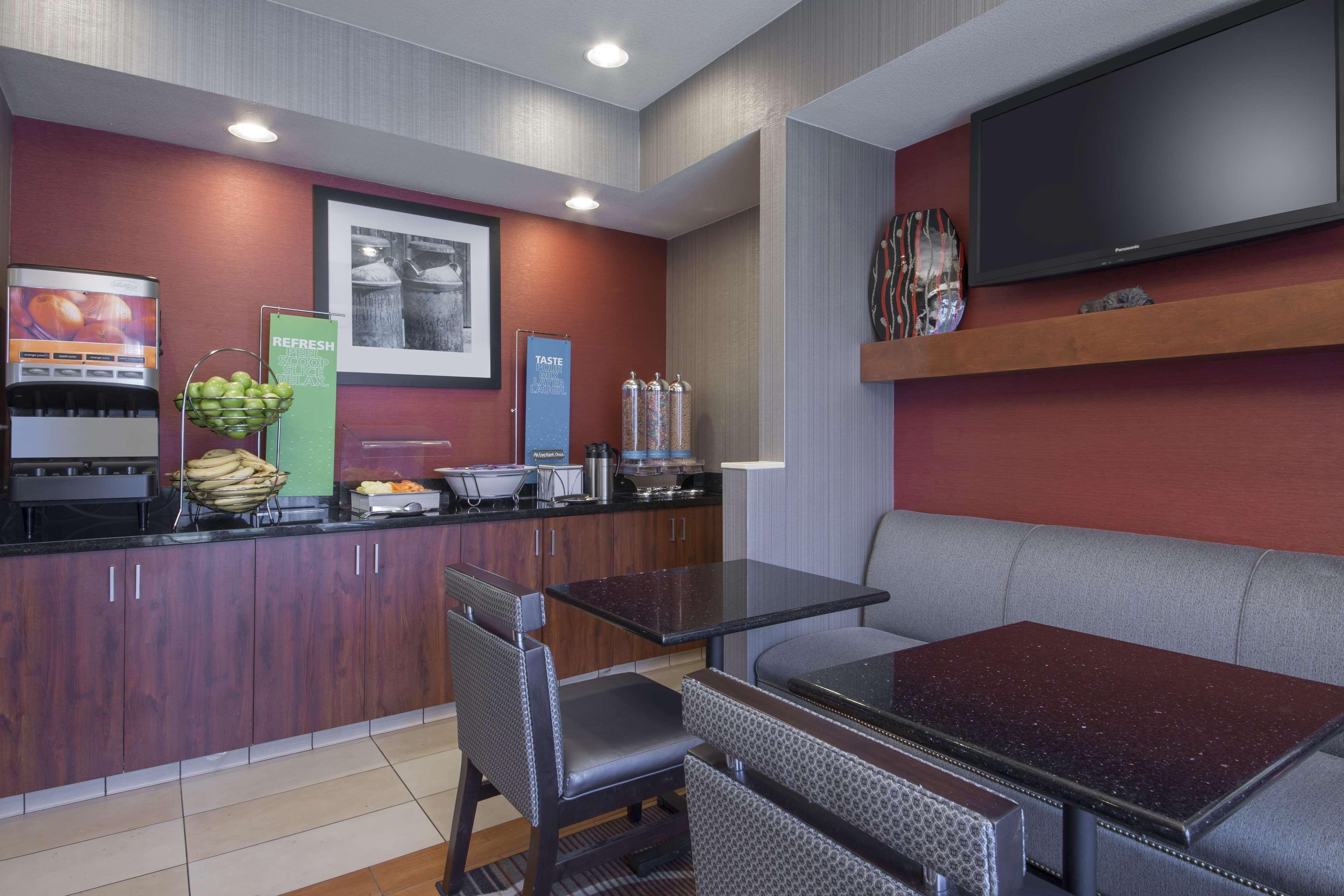 Hampton Inn Tracy Bagian luar foto