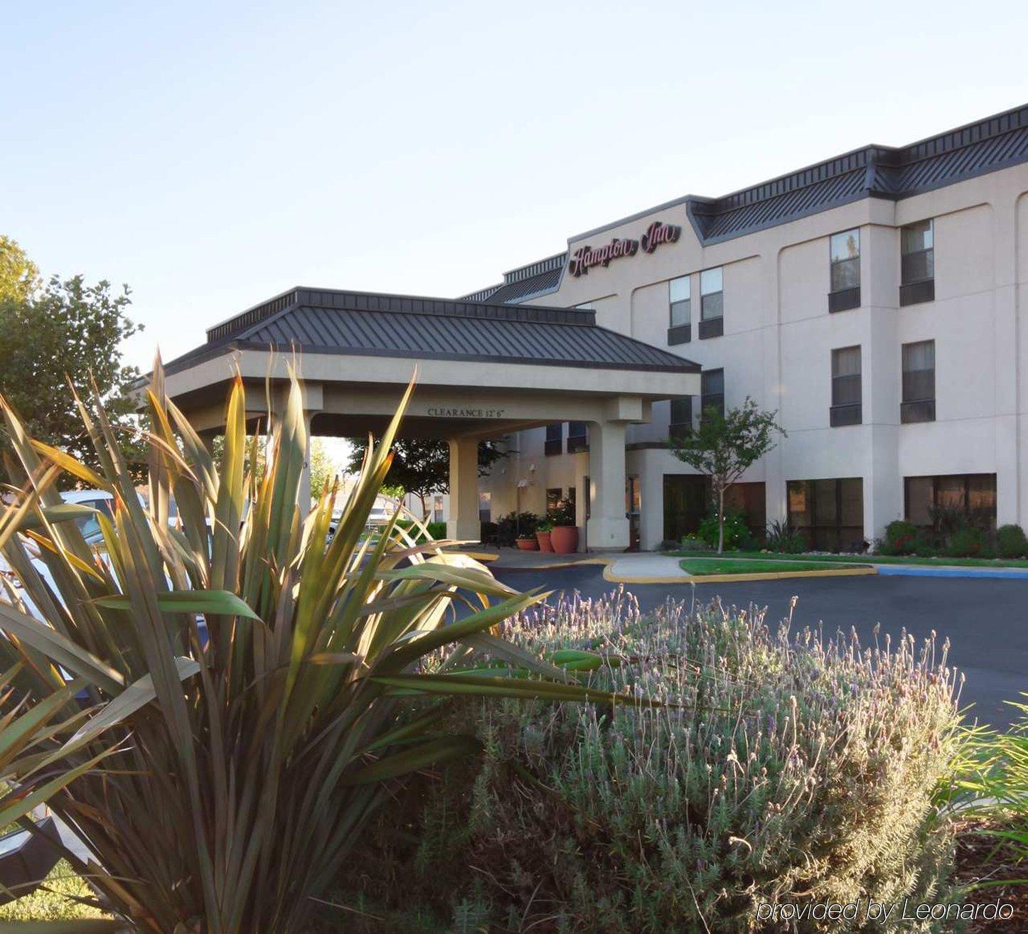 Hampton Inn Tracy Bagian luar foto